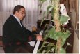 José Antonio Arana Martija en casa de Carmelo Echegarai tocando el piano